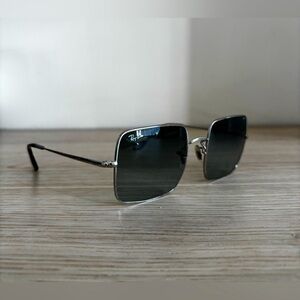 Ray-Ban Square Sunglasses
RB1971 Square 1971 Classic